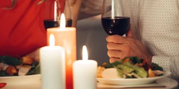 ეს წყვილი ბარებსა და რესტორნებში ისეთ რამეს აკეთებს, რომ მათ თანხას მუდმივად სხვები იხდიან