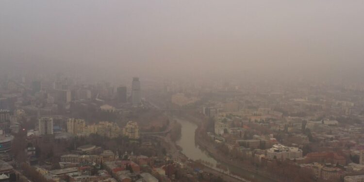 რამდენი ხანი არ იქნება თბილისში წვიმა და რა საფრთხეებს ქმნის უნალექობა, როდესაც ჰაერში მყარი ნაწილაკების რაოდენობა კვლავ მაღალი რჩება?