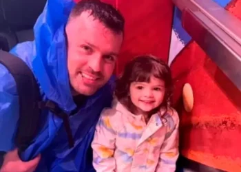 2 წლის ბავშვი სიცხეში მანქანაში დატოვა ჩაკეტილი, თავად კი ლუდს სვამდა და თამაშობდა – გოგონა დაიღუპა. მამისთვის განაჩენი უნდა გამოეტანათ, მაგრამ…