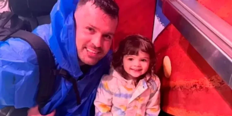 2 წლის ბავშვი სიცხეში მანქანაში დატოვა ჩაკეტილი, თავად კი ლუდს სვამდა და თამაშობდა – გოგონა დაიღუპა. მამისთვის განაჩენი უნდა გამოეტანათ, მაგრამ…