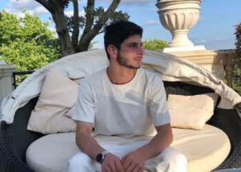 დიდი ხანია ვფიქრობ დავწერო თუ არა, ეხლაც, რoცა ვწერ ყველაფერი მიკანკალებს…