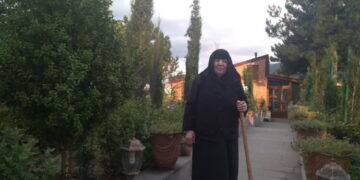 ვინ არის მონაზონი, რომელიც უტყუარ დიაგნოზს სვამს და დაავადებულ ადამიანებს ლოცვით კურნავს