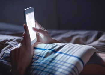 გაფრთხილება ყველას, ვისაც ღამით მობილური ტელეფონის საწოლში თვალიერება უყვარს!