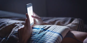 გაფრთხილება ყველას, ვისაც ღამით მობილური ტელეფონის საწოლში თვალიერება უყვარს!