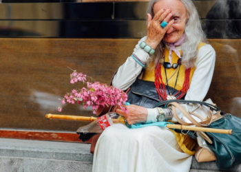 ,,მთაწმინდელ ბავშვებსაც გვყავდა ჩვენი მარიტა…- გიჟი მოდის, გიჟი მოდისდ – გავაგონებდით მთელს რუსთაველს და თითქოს ჩვენს ჯინაზე, ჩვენს დასაბრმავებლად, მეტად გაიღიმებდა, მეტად გალამაზდებოდა და ისე გაივლია… ახლა ჩემი ქუჩა და ჩემი პატარაობა გაუფერულდა”…