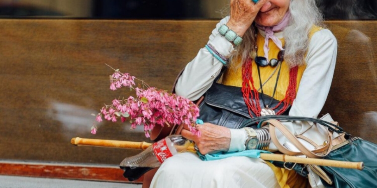 ,,მთაწმინდელ ბავშვებსაც გვყავდა ჩვენი მარიტა…- გიჟი მოდის, გიჟი მოდისდ – გავაგონებდით მთელს რუსთაველს და თითქოს ჩვენს ჯინაზე, ჩვენს დასაბრმავებლად, მეტად გაიღიმებდა, მეტად გალამაზდებოდა და ისე გაივლია… ახლა ჩემი ქუჩა და ჩემი პატარაობა გაუფერულდა”…