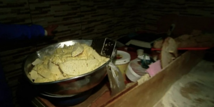 (VIDEO) ანტისანიტარია, ბუზები და ვადაგასული პროდუქტი – რა კადრები ვრცელდება კვების ობიექტებიდან, რომელთან ყოველდღიურად უამრავი ადამიანი სტუმრობს?