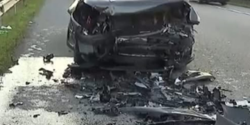 (VIDEO): ერთმანეთს ორი ავტომობილი შეეჯახა – ვრცელდება უმძიმესი ავარიის კადრები, რომელსაც მსხვერპლი მოჰყვა