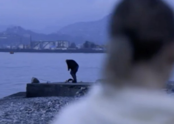 ვინ არის 17 წლის გოგო, რომელიც თანატოლებს სასტიკად უსწორდება