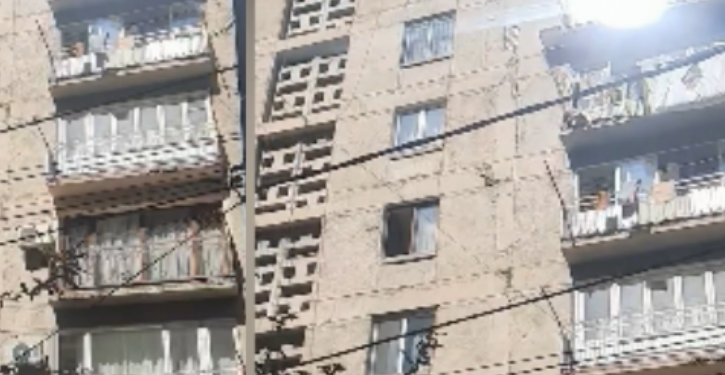 რა ხდება ცაგარელის 32 ნომერში? – კადრები, რომლებიც მოქალაქემ დააფიქსირა საგანგაშოა