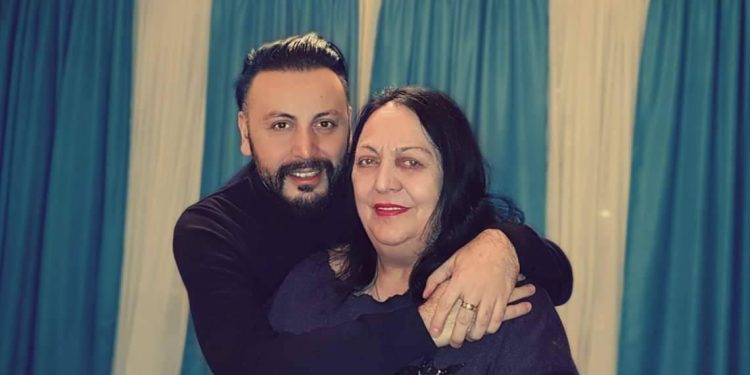 ანრი ჯო­ხა­ძის დედა, კომ­პო­ზი­ტო­რი რუ­სუ­დან ჩხა­ი­ძე გარ­და­იც­ვა­ლა. ინ­ფორ­მა­ცი­ას სო­ცი­ა­ლურ ქსელ­ში თა­ვად მომ­ღე­რა­ლი ავ­რცე­ლებს