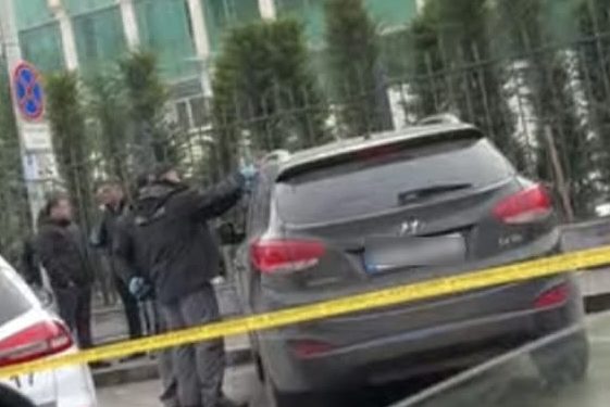 სუს-ის შენობის წინ მანქანაში ცხედარი იპოვეს – ვერ წარმოიდგენთ, ვინ არის ის – კადრები ადგილიდან