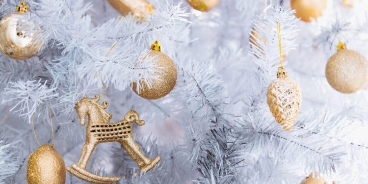 რატომ იშლება ნაძვის ხე ნათლისღების დღესასწაულამდე – ეკლესიის განმარტება