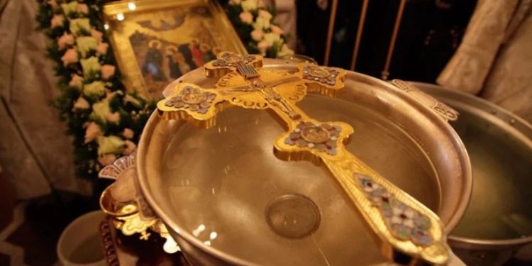 როგორ და როდის უნდა მიიღოთ სწორად ნათლისღების ნაკურთხი წყალი – ღვთის მსახურის რჩევები