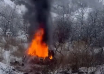 კადრები ტრაგედიის ადგილიდან – გლდანთან ავტომობილი გზიდან გადავიდა და ცეცხლი გაუჩნდა, დაღუპულია 1 ადამიანი