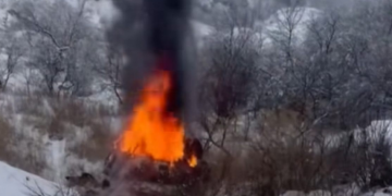 კადრები ტრაგედიის ადგილიდან – გლდანთან ავტომობილი გზიდან გადავიდა და ცეცხლი გაუჩნდა, დაღუპულია 1 ადამიანი