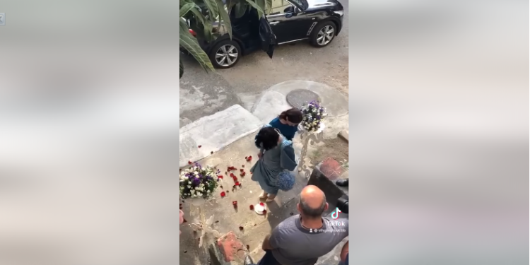 ქორწილიდან გავრცელებულ ვიდეოს დიდი გამოხმაურება მოჰყვა – როგორ მოიქცა პატარძალი, რომელიც თეფშის გატეხას ამაოდ ცდილობდა
