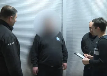 შსს – თბილისში, პირმა საცხოვრებელ სახლში უმისამართოდ რამდენჯერმე გაისროლა, რა დროსაც დედამისი დაიჭრა – ბრალდებული დაკავებულია