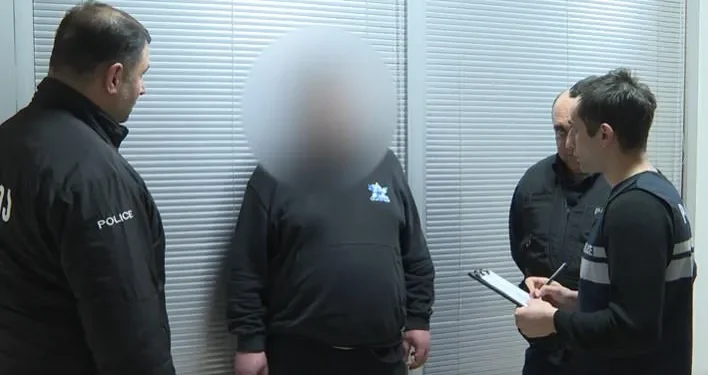 შსს – თბილისში, პირმა საცხოვრებელ სახლში უმისამართოდ რამდენჯერმე გაისროლა, რა დროსაც დედამისი დაიჭრა – ბრალდებული დაკავებულია