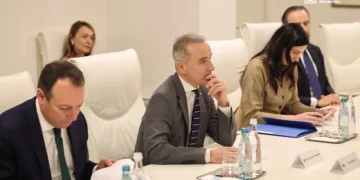 თბილისის საქალაქო სასამართლოში ეკონომიკისა მინისტრის ყოფილი მოადგილის, რომეო მიქაუტაძის სასამართლო პროცესი მიმდინარეობს